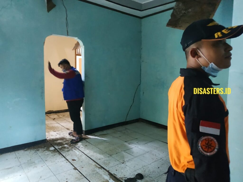Dua petugas mengecek rumah terdampak bencana tanah bergerak di Desa Neglasari, Kecamatan Cibadak, Sukabumi, Jawa Barat, Jumat (11/12/2020). DOK : BPBD KAB SUKABUMI